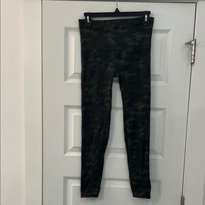 SPANX Leggings in Black and Green Camo